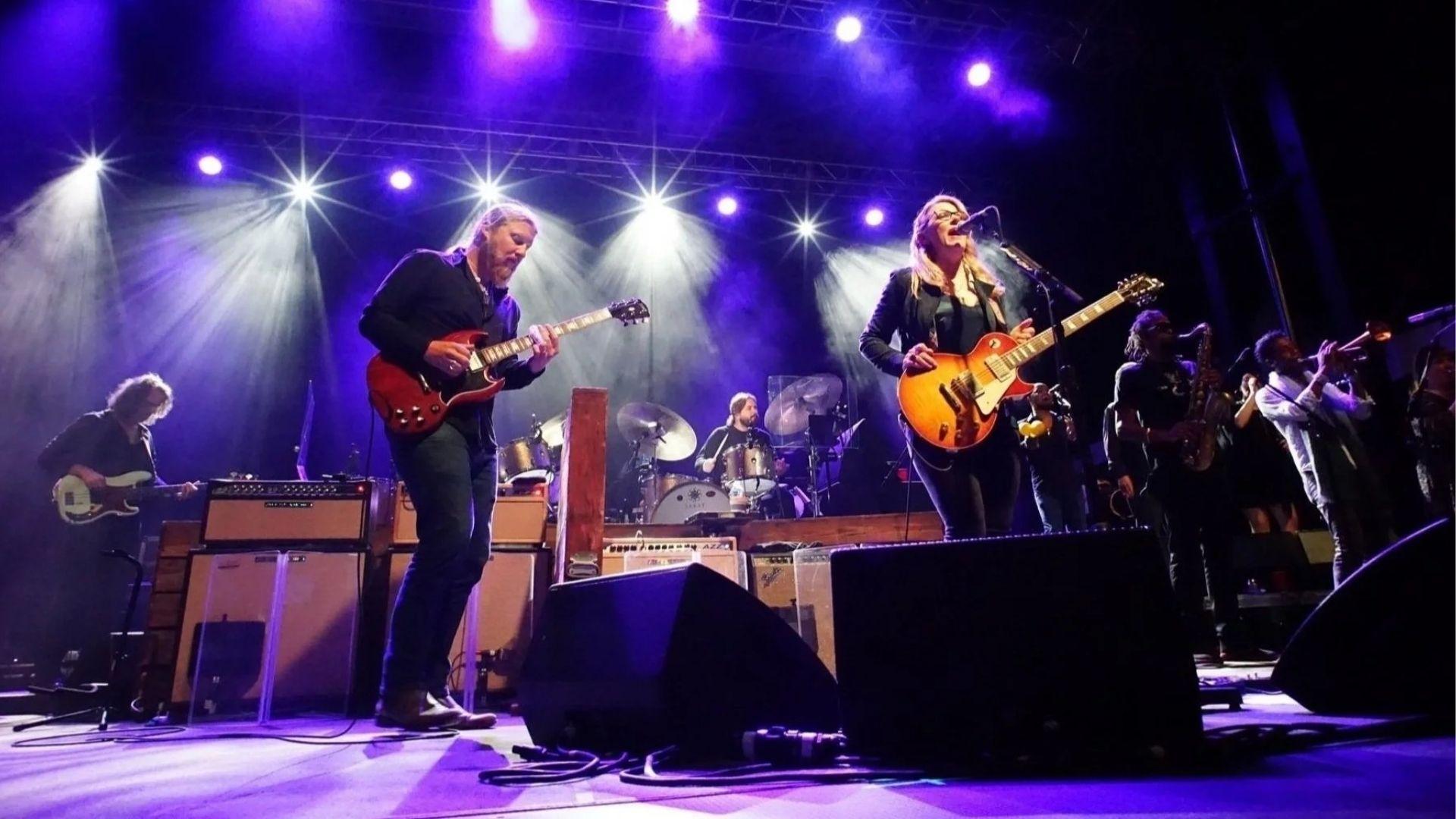 IMAGE OF A LIVE BAND AT LIVE BLUES