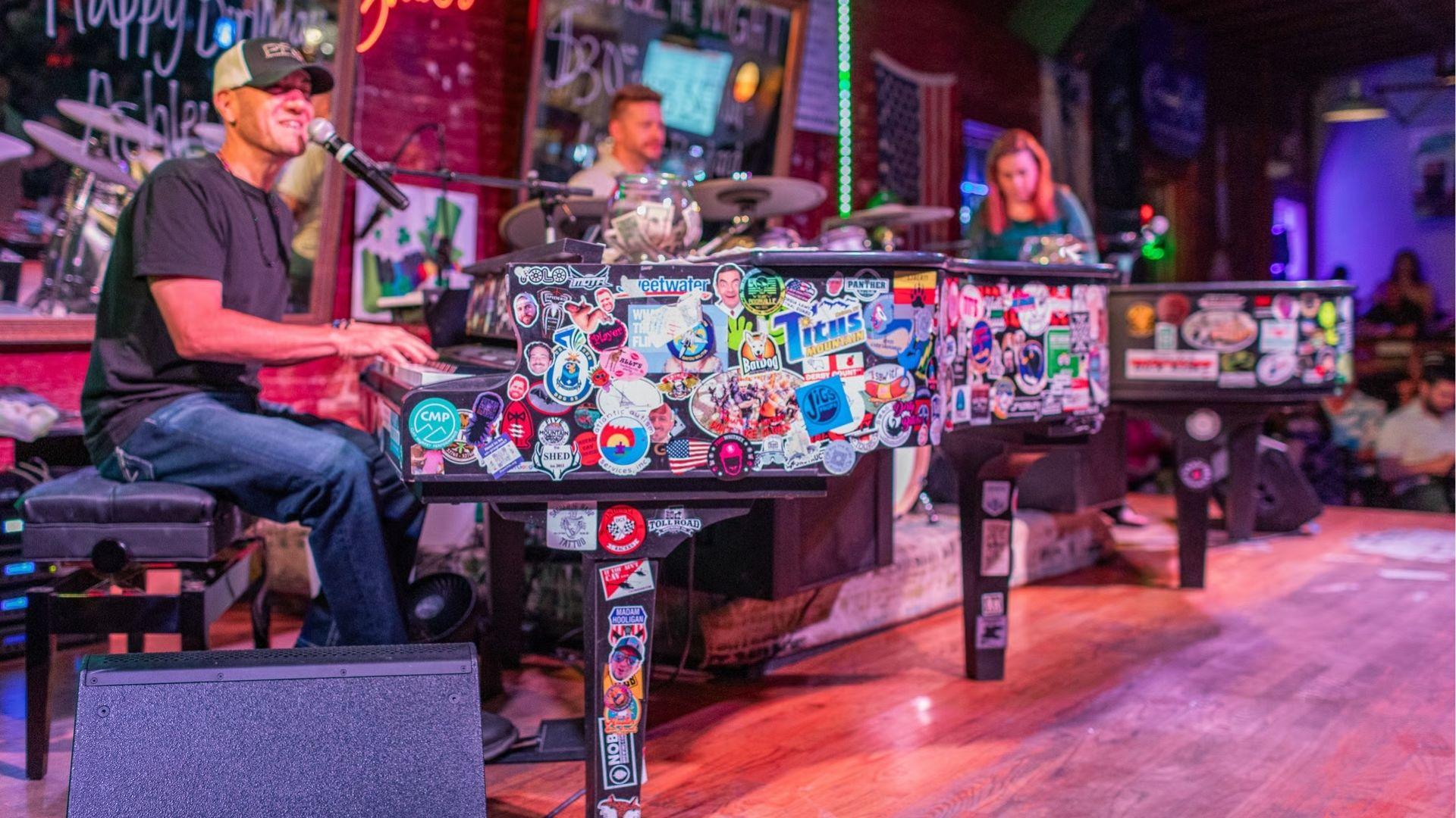 Dueling piano performance at Savannah Smiles