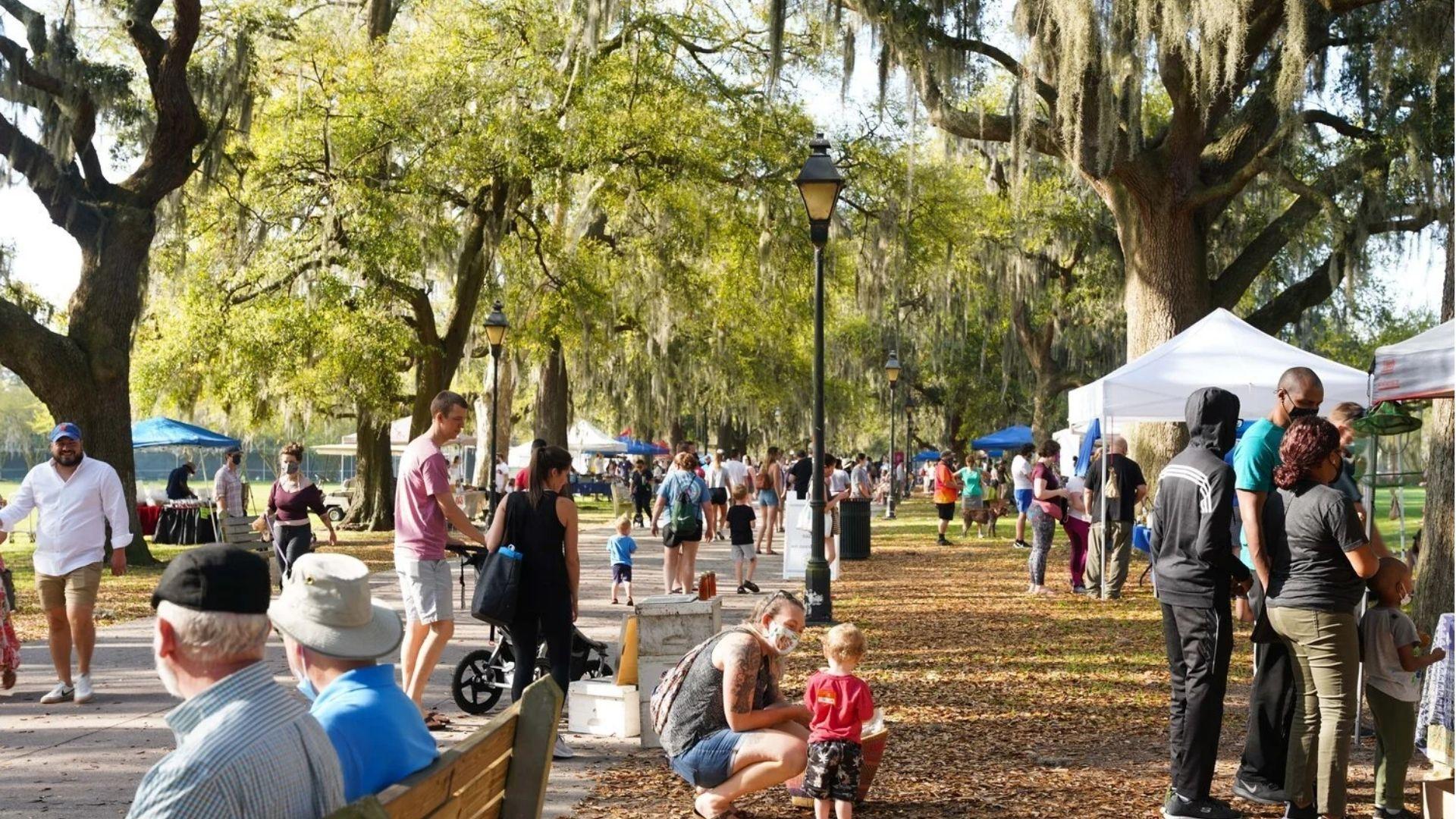 IMAGE OF PEOPLE VISTING THE FARMERS MARKET