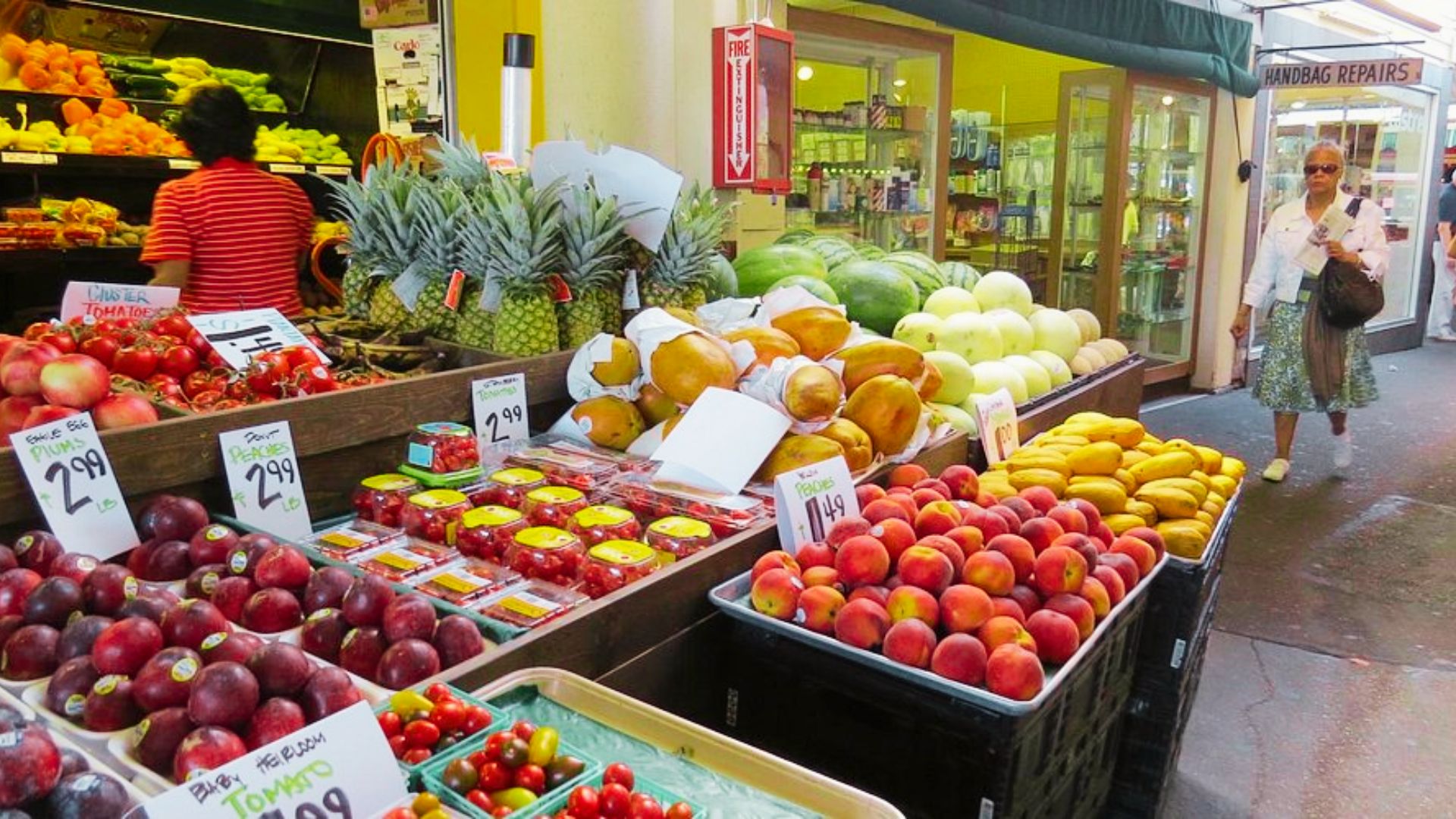 picture of local farmers markets selling fresh fruits.