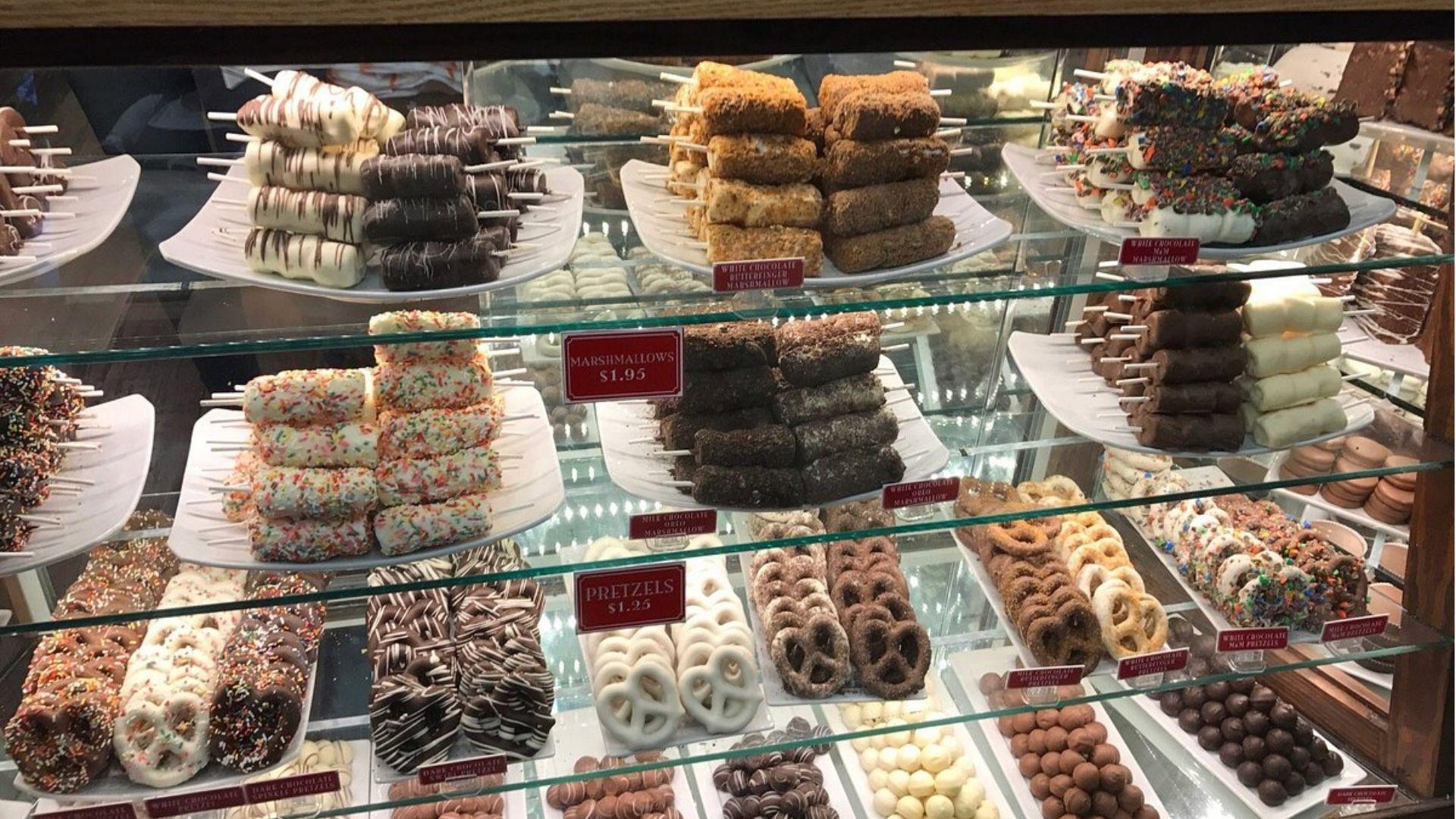 IMAGE OF A BAKERY FULL OF DESSERTS