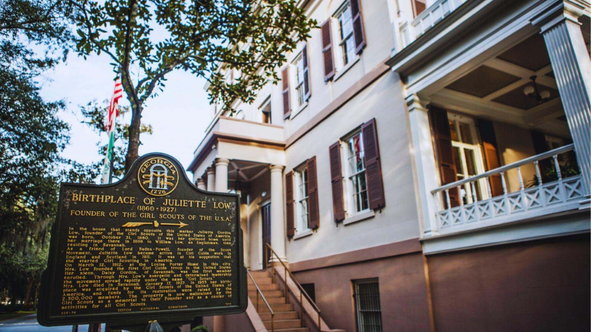 Birthplace of Juliette Low historic marker in front of white mansion in Savannah, Georgia.