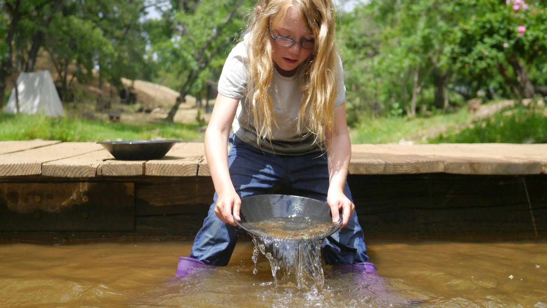 Gold panning activities for kids in Dahlonega
