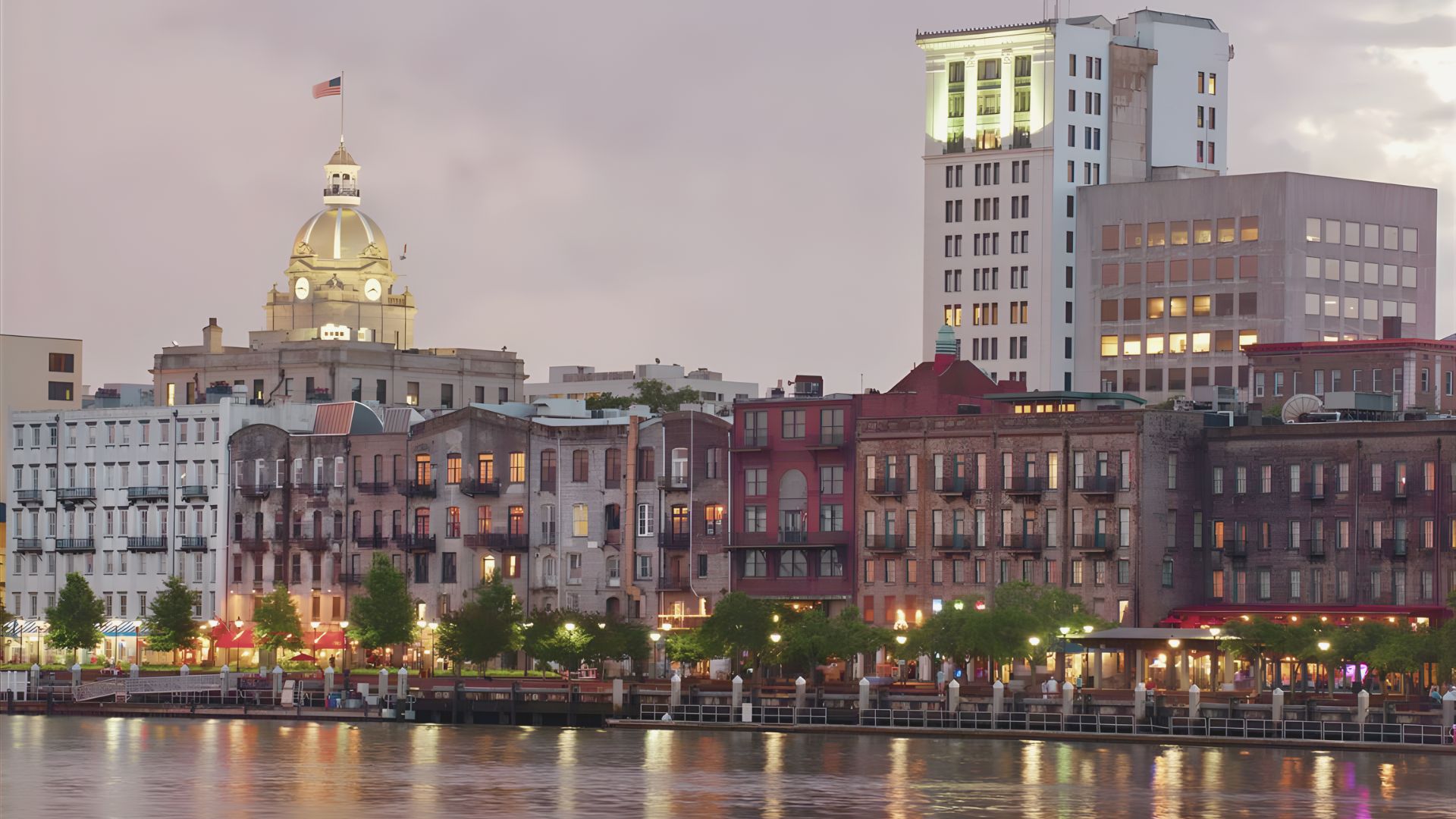Image of fancy hotel in Savannah with sea view.