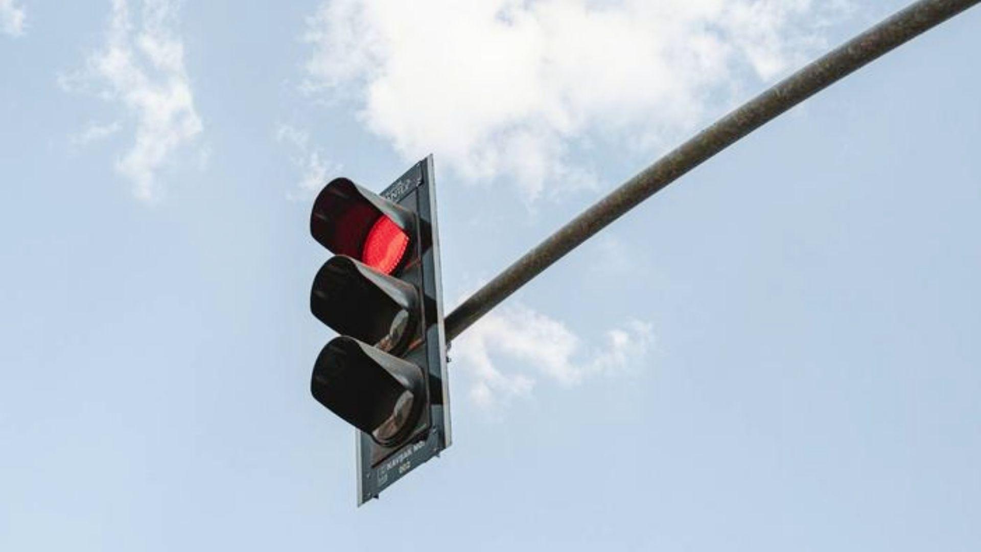 Red left turn arrow illuminated on traffic signal indicating drivers must stop and cannot turn in Georgia