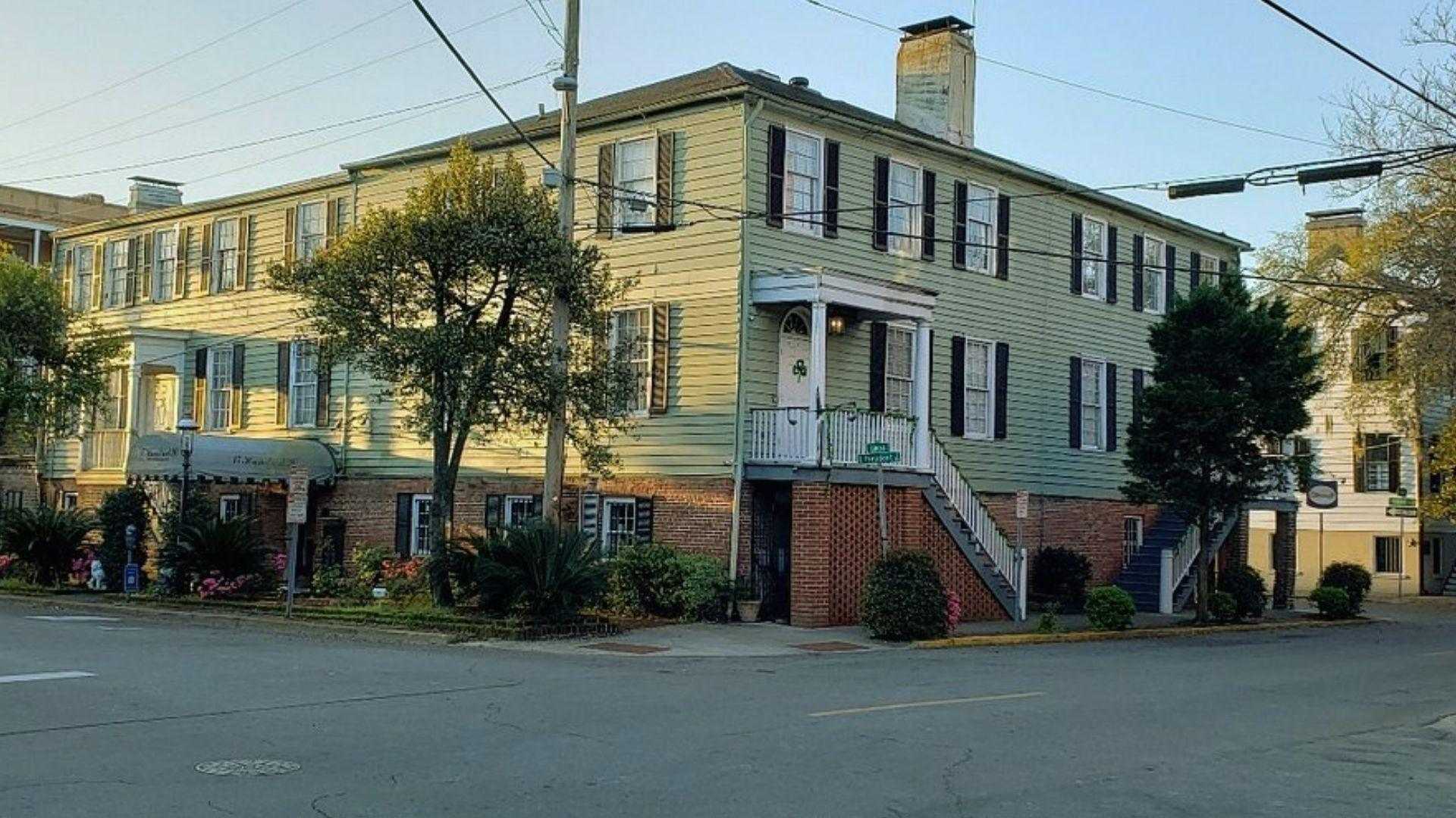 Historic 17Hundred90 Inn building with white columns and traditional Savannah architecture
