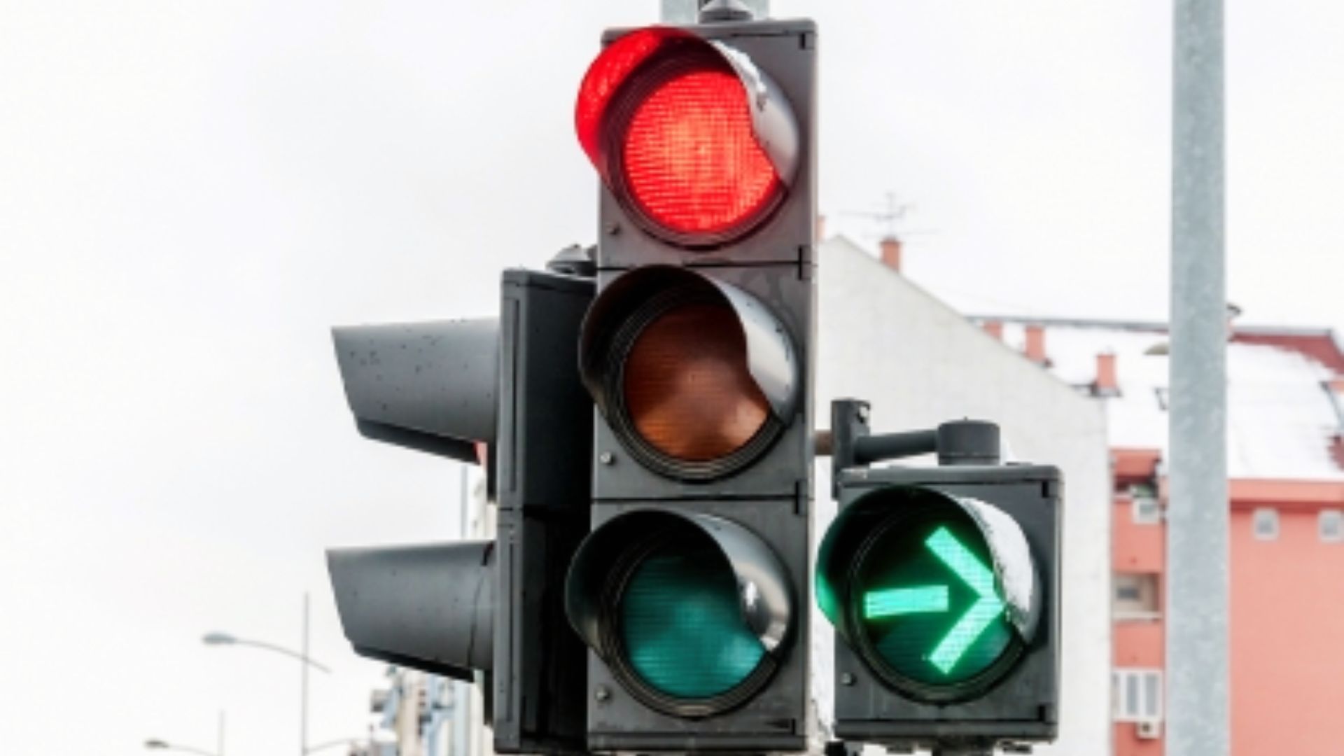 Red traffic light with green right arrow signal showing turn allowed in Georgia