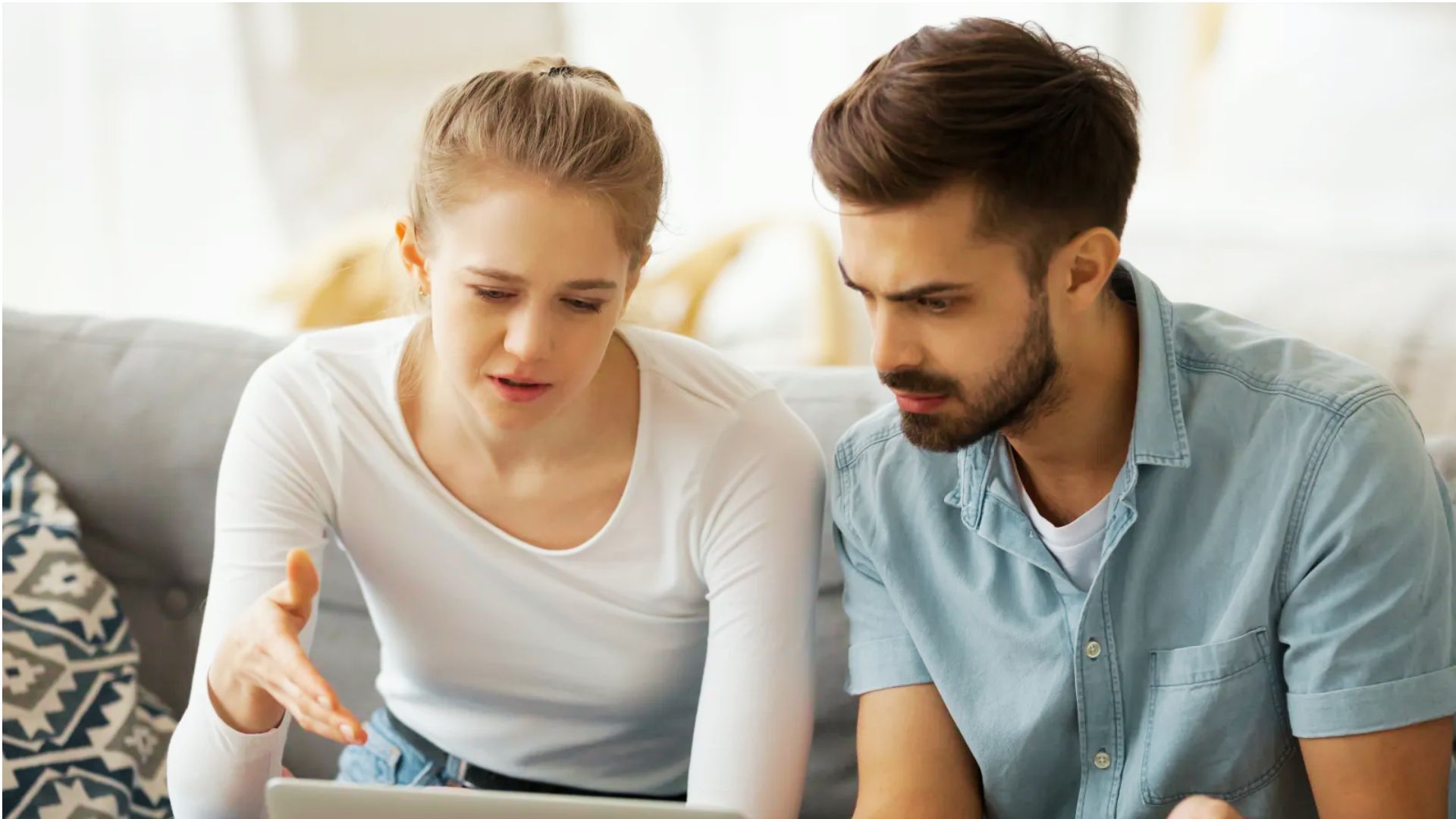 Worried couple researching common law marriage laws in Georgia on laptop