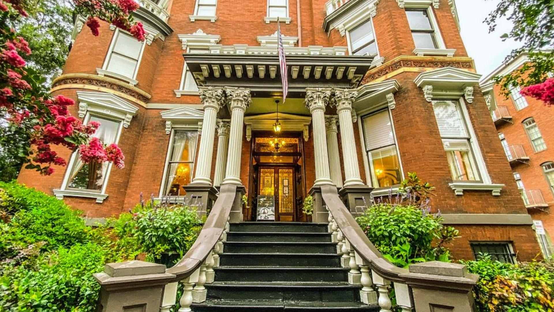 Historic Kehoe House mansion with ornate windows in Savannah