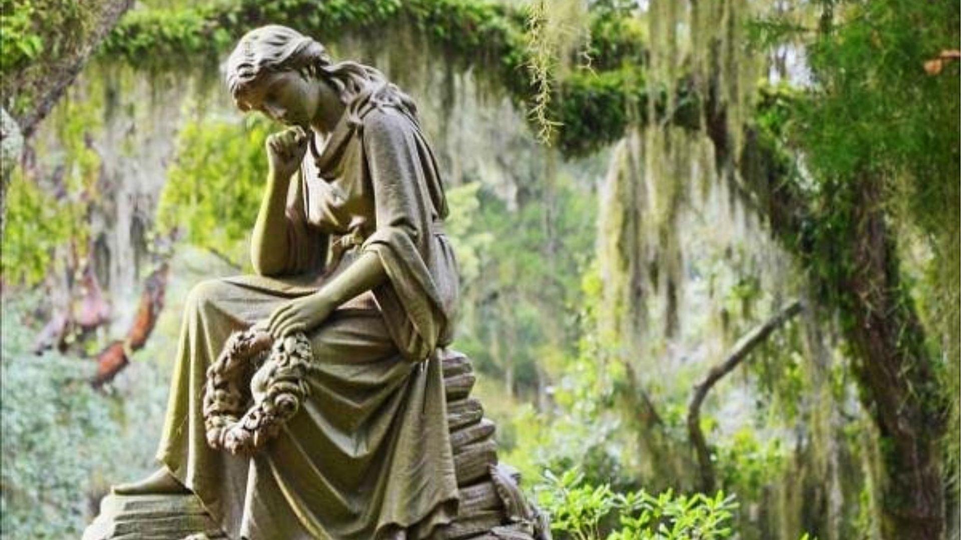 statue at Bonaventure Cemetery Savannah Georgia spooky October attraction.
