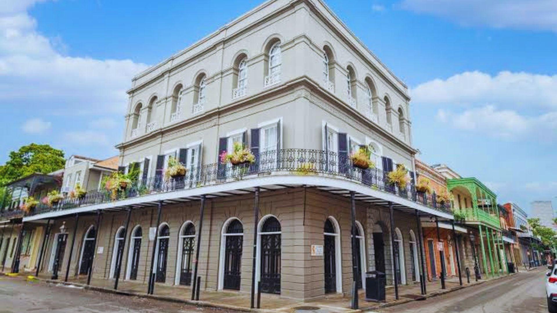 image of LaLaurie Mansion in New Orleans.